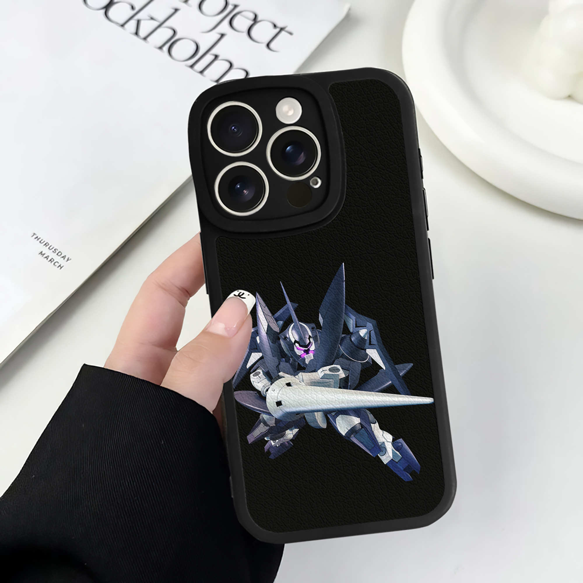 （画像用） 機動戦士ガンダム Mobile Suit Gundam 【iPhone 16シリーズ対応】シリコンスマホケース（レザー調） 材質：シリコン